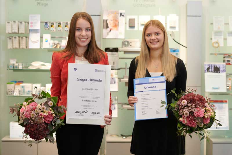 Vanessa Büttner und Antonia Greier haben ihre Ausbildung zur Hörakustikerin mit Auszeichnung abgeschlossen.